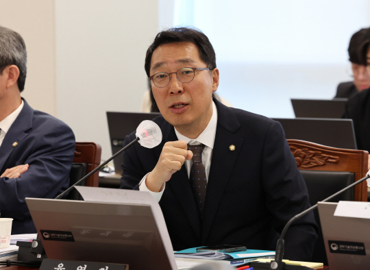 윤영찬 더불어민주당 의원이 11일 오전 세종시 정부세종청사에서 열린 국회 과학기술정보방송통신위원회의 과학기술정보통신부, 우정사업본부 등의 국정감사에서 의사진행 발언을 하고 있다.<연합뉴스>